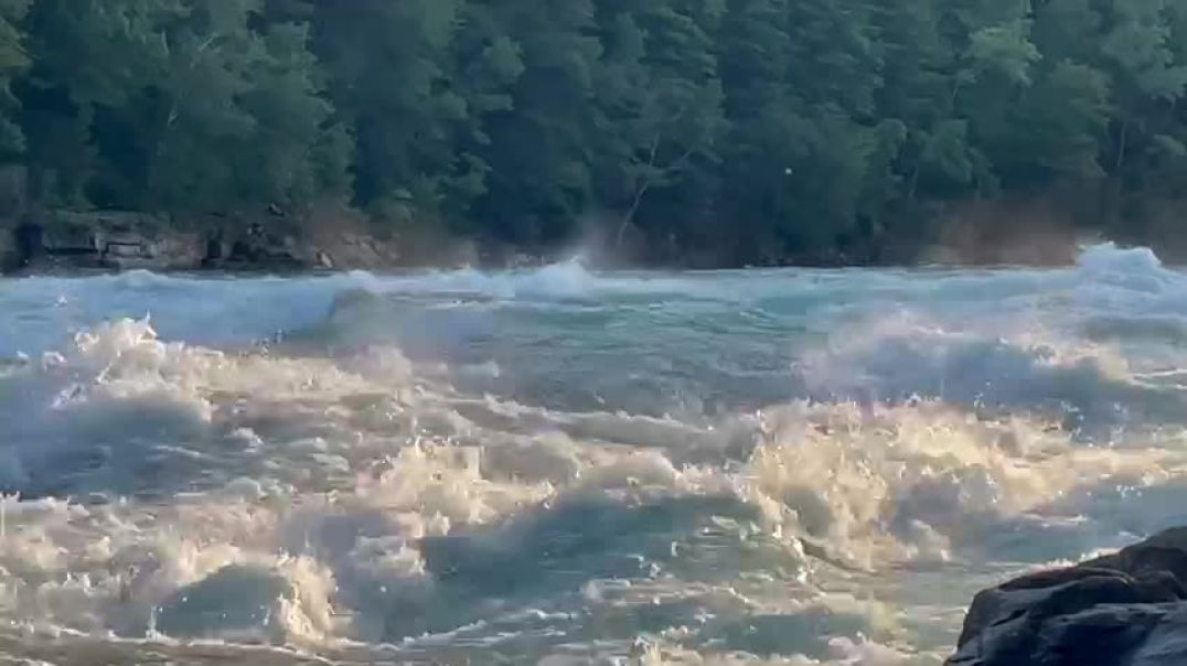 A stunning  Niagra Waterway view. Video taken by my brother,Hammad.