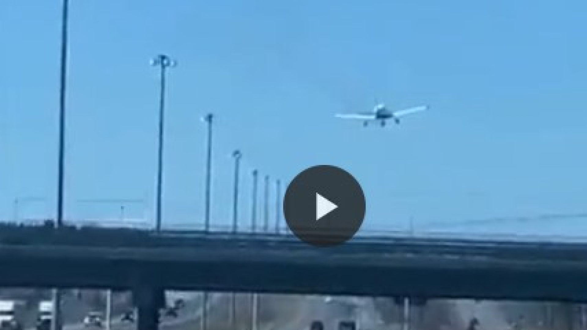 this-pilot-had-to-land-this-plane-immediately