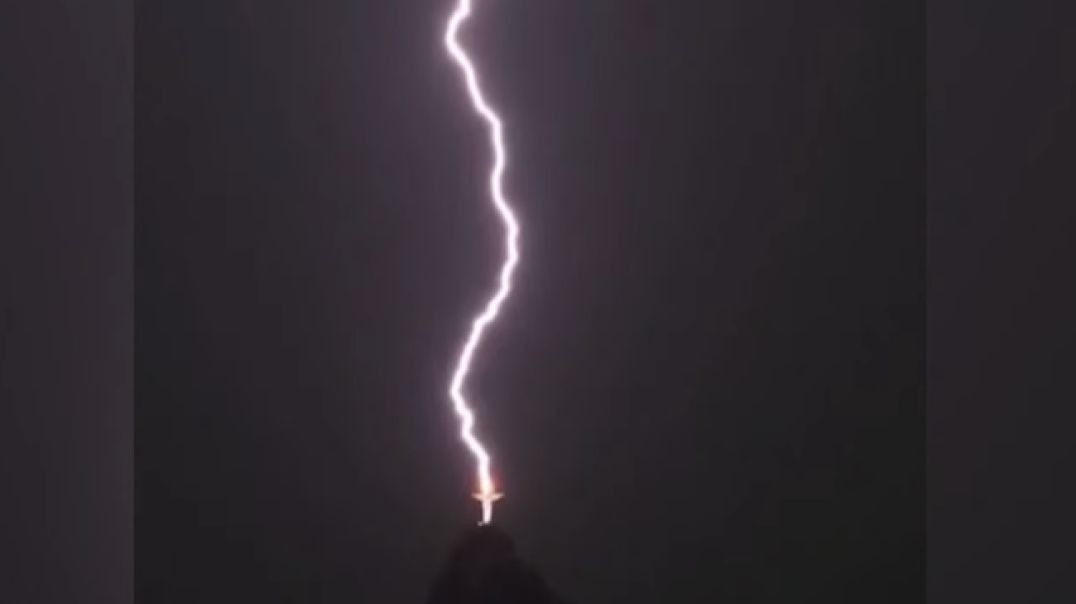Bolt of Lightning hits Christ the Redeemer statue