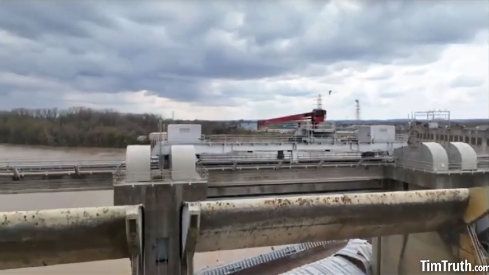 Toxic Methanol Spill Into Ohio River On Purpose?! Louisville Barge Crashes w/ 1,400 TONS Of Methanol